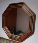 Inusitado espelho hexagonal com molduras sobrepostas nas suas bordas, 80 cm