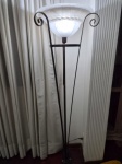 Excepcional luminária estilo art deco em fer forgé e cúpula em pasta de vidro, 1,70 alt x 40 cm diâm. ***ATENÇÃO: APÓS A QUITAÇÃO ESTE LOTE DEVERÁ SER RETIRADO NO BAIRRO DO MORUMBI/SP MEDIANTE AGENDAMENTO***