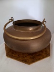 Caldeirão em metal fosco utilizado como cachepô de vasos com flores naturais, 30 cm alt x 30 cm diâm