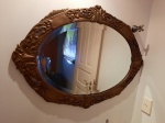 Espelho bisoté oval em madeira entalhada revestida de ouro velho, próprio para lavabo, 95 x72 cm