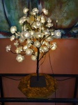 Abajur em formato de arvore com flores de cetim, 60 cm alt