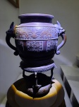 Extraordinário incensário indiano de bronze muito antigo lavrado com figura mitológica e patos selvagem, 42 x 36cm