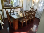 Sala de jantar de madeira nobre, laterais em metal com tampo de cristal acompanhada de 8 cadeiras com estofados que requerem limpeza. Comp 2.15, Larg 2.15 e Alt 80 cm. ***ATENÇÃO: APÓS A QUITAÇÃO ESTE LOTE DEVERÁ SER RETIRADO NO BAIRRO DO MORUMBI/SP MEDIANTE AGENDAMENTO***
