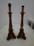 Par de castiçais em madeira patinada com ouro velho adaptados para abajurs, sem as tomadas e cúpulas, 45 cm cada