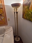 Luminária de canto executada em metal revestido com película em resina, base em mármore travertino e terminais em cabeças leoninas de bronze. 1,72 alt x 40 cm diâm cúpula. ***ATENÇÃO: APÓS A QUITAÇÃO ESTE LOTE DEVERÁ SER RETIRADO NO BAIRRO DO MORUMBI/SP MEDIANTE AGENDAMENTO***