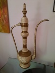Ânfora indiana em bronze e madrepérolas. 80 x 48 cm