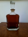 Garrafa em demi cristal com licor artesanal que não acompanhará o lote pelo peso e por estar há mais de 30 anos como conteúdo não lacrado