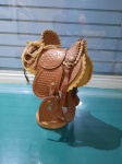 Mini sela lavrada em couro natural com seus arreios muito decorativa para escritório. 25 x 20 cm