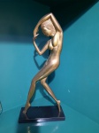 Escultura decorativa em metal com frente e verso sem profundidade. 55 cm alt