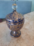 Refinado potiche em demi cristal ricamente executado com motivos fitomórficos em ouro velho com fundo azul royal. 23 cm alt x 13 cm diâm