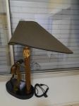 Inusitado abajur com moça em bronze e cúpula diferenciada. 70 alt x 35 compr