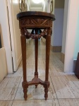 Mesinha lateral estilo rococó para luminária ou escultura 70 x 30 cm. Obs.: uma das 3 guirlandas rompida requer fixação