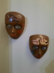 Par de máscaras coreanas fora dos padrões tradicionais elaboradas em bronze com gravações típicas da cultura local como o par de patos mandarins com laços vermelhos que representam a fidelidade e a felicidade conjugal