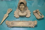 Excepcional conjunto americano em bronze com motivos de chefes nativos composto por tinteiro, 12 alt x18 comp, porta canetas   28 x 7, abridor de papéis 25 cm e mata borrão,12 x 7 cm