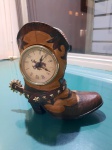Bota relógio em resina com espora de metal. 20 alt x 17 comp. Bateria requer troca