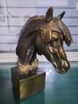 Cabeça de cavalo em resina 25 cm alt. Obs.: fixação na base requer restauro