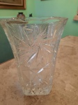 Vaso de cristal lapidado, 25 cm alt x 15 cm boca. Obs.: 2 mínimos bicados as quinas