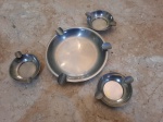 Lote com 4 cinzeiros de metal, o maior com 17 cm diâm e os menores com 8 cm diâm cada
