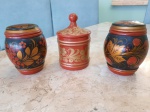 Lote com 3 potinhos de madeira decorada com motivos típicos russos, 12 x 8 cm