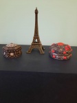 Lote com 2 caixinhas e 1 réplica de Torre Eiffel, 6 cm diâm cada e 12 cm alt