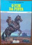 HQ Rara: Tenente Blueberry  O Fim da Pista (Charlier / Giraud)  Ed. Meribérica/Liber"O Fim da Pista" marca um ponto crucial e de altíssima dramaticidade na cronologia do Tenente Blueberry. Com o traço maduro e espetacular de Jean Giraud, esta edição traz uma das ambientações mais ricas da série, consagrando o título entre os colecionadores europeus e sul-americanos. Os álbuns desta coleção impressos pela Meribérica/Liber são raríssimos de encontrar no mercado atual devido ao encerramento definitivo das atividades da editora, tornando este exemplar um item essencial para coleções de quadrinhos de alta qualidade.
