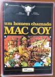 HQ Rara: Um Homem Chamado Mac Coy (Gourmelen / Palácios)  Ed. Meribérica/Liber  Colecção WesternAmbientada no brutal cenário do Velho Oeste após o término da Guerra Civil Americana, a saga acompanha Alexis Mac Coy, um ex-capitão confederado irreverente e astuto. Nesta aventura, os desenhos realistas, dinâmicos e dotados de cores vibrantes de Palácios dão vida a uma narrativa madura, repleta de emboscadas e dilemas militares. Os álbuns da Colecção Western da Meribérica encontram-se fora de catálogo há décadas e são muito disputados por colecionadores de quadrinhos europeus devido à raridade no mercado brasileiro