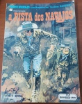 HQ Rara: Tenente Blueberry  A Pista dos Navajos (Charlier / Giraud)  Ed. Meribérica/Liber"A Pista dos Navajos" (La Piste des Navajos) conclui com chave de ouro o primeiro grande arco de histórias do personagem (iniciado em Forte Navajo). Na trama, o Tenente Blueberry precisa provar sua inocência e correr contra o tempo para libertar um oficial feito refém, tentando impedir de uma vez por todas o estouro de uma guerra total entre o exército e as nações indígenas. É neste álbum que o traço de Jean Giraud começa a se soltar de forma genial, pavimentando o caminho para o realismo que revolucionaria as histórias de faroeste. Totalmente esgotada e fora de catálogo da extinta editora Meribérica, tornou-se uma raridade cobiçada.