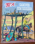 Gibi Raro: Tex Nº 159  Caminho Sem Regresso (1983)  Editora Vecchi (1ª Edição)Nesta clássica e dramática aventura, Tex Willer cruza caminhos com o destino em uma trama envolvente de honra e sobrevivência no Velho Oeste. Os volumes que compreendem o final da numeração da Editora Vecchi (especialmente do 150 ao 164) são altamente cobiçados no mercado de colecionismo por terem sido rodados em um período de forte crise financeira da empresa, o que resultou em tiragens bem mais escassas e menor distribuição nas bancas. Impresso em papel jornal há mais de 40 anos, é um item indispensável para colecionadores focados em fechar a primeira cronologia histórica de Tex no Brasil.