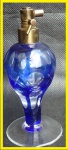 PERFUMEIRO - Belíssimo perfumeiro em cristal europeu azul com bolas translucidas e lapidação em estrela de 4 pontas. Alt. 12cm
