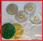 COLECIONISMO - Interessantes moedas promocionais de fabricação da companhia de bebidas Antárctica (total de 4)  e 2 fichas antigas de ônibus de coleção.