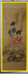 PINTURA ORIENTA - Escola Japonesa, pintura em folha de bambu, representando gueixas sentadas no campo, estilo pergaminho, assinado Selo Vermelho,  Séc. XIX/XX. Assinado canto inferior esquerdo. Medindo 84 cm x 32 cm