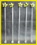 MURANO - Conjunto de cinco misturadores de bebida em murano ricamente trabalhados na ponta no formato de uma flor amarela e verde, aste transparente longa com 19cm com seu final em formato esférico.