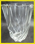 CRISTAL - Vaso de coleção em cristal francês, translúcido, corpo com formato retorcido, marcado ao fundo (com pequenos bicados na borda). Med.: 13 x 10,5 cm
