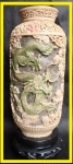 JARRO  de resina ricamente trabalhado com dragão na galeria central ao redor galhos e flores, repousando sobre peanha  colada no jarro bordas trabalhadas com galhos ao redor. Alt. 22cm