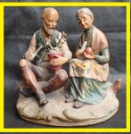 ESCULTURA ITALIANA - Grupo escultórico italiano em resina policromada, representando casal de anciões. med. 15x15 cm,