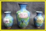 CLOISONET - Vasos com rica decoração floral em antigo cloisinet. Maios 7,5cm. Total de três vasos.