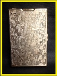Espetacular Cigarreira em metal dourado com isqueiro acoplado, circa 1960, Isqueiro necessita revisão. Med. 11,5cm x 7,5cm
