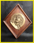 QUADRO - Lindo quadro elaborado com medalhão de Cristo medindo 12cm diâmetro com moldura em madeira de 23x27cm.