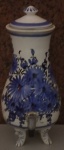 Antigo Filtro de Louça decorado com flores e folhas padrão azul e branco, no estado. Alt.39cm