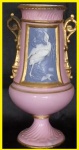 Lindo jarro estilo art deco, em porcelana rosa com desenho em alto relevo azul e garça branca, filetado a ouro. Pequeno restauro na base, Fabricação H.A & C.º 424. Medindo 33 cm alt