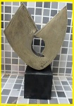BRUNO GIORGI - " Forma " , escultura em bronze apoiada sobre base em madeira com laca negra, assinada na escultura. Med.: 32 cm