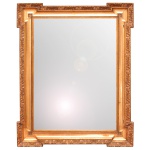 Belo espelho de parede, de formato retangular. Apresenta moldura em madeira dourada, esculpida com faixa lisa e borda floral, rematada por quinas recortadas proeminentes. 90 x 69 cm (MT). 70 x 49 cm (MI).