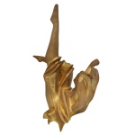 Escultura em bronze dourado, decorativa de pernas femininas em estilo de arte abstrata moderna. O design apresenta pernas esguias e dinâmicas que parecem emergir de um tecido ou base fluida, trazendo sensação de movimento e leveza. Assinada. 44 x 36 x 28 cm.