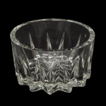 Bowl em cristal lapidado, com designs clássicos. Apresenta um padrão geométrico pontiagudo na borda e na base, comum em cristais europeus dos anos 70. Sinais de uso e alguns pequenos bicados. 7 x 12 cm.