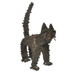 Escultura decorativa de gato em metal reciclado, construída com elementos compactados a partir de retalhos de ferro (estilo scrap metal art). Essas peças ganham formato através da união de porcas, parafusos, pregos e sobras industriais, criando texturas ásperas e expressivas que dão personalidade única a cada estatueta. 31 x 18 x 11 cm.