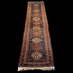 Passadeira Oriental com desenho Persa medindo 465 x 105 cm. Sinais de uso e do tempo.