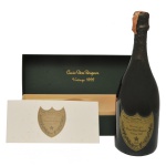 Dom Pérignon Brut 1992 - Uma safra de elegância e requinte. Acondicionado em caixa lacrada. O Dom Pérignon Brut 1992 é um testemunho do prestígio desta lendária casa de Champagne. Produzido em um ano marcado por condições de cultivo equilibradas, este vinho de safra oferece elegância, profundidade e potencial de envelhecimento, tornando-o um item de colecionador muito apreciado. Com mais de três décadas de maturação, desenvolveu uma complexidade notável, mantendo sua frescura característica. Obs.: A bebida é antiga ou vintage, portanto, não podemos garantir a qualidade da mesma. O valor comercial está na raridade da garrafa e/ou do rótulo.