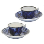 Conjunto de duas xícaras com seus pires em louça inglesa decorado com o clássico padrão azul borrão (flow blue) de motivos florais difusos. 5.5 x 7 cm (xícara). 13 cm (pires). Apresenta craquelados.  Uma delas com restauro.