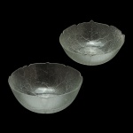 Conjunto de 2 bowls em vidro translucido do modelo Aspen da Arcoroc que apresentam um delicado relevo texturizado de folhas em toda a lateral. 13 x 30 cm e 10 x 27 cm.