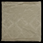 Toalha de mesa em tecido bege com padronagem em jacquard com motivos florais e losangos. Medindo 320 x 160 cm.